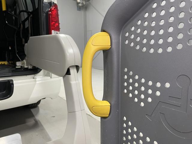 ハイエースバン 　福祉車両・電動リフター・２台積・１０人乗・走行６１千Ｋ・Ｂタイプ・トヨタセーフティセンス・左オートステップ・Ｂカメラ・ドラレコ・アシストグリップ・キーレス・ラジオ・ストレッチャー乗車カノウ（30枚目）