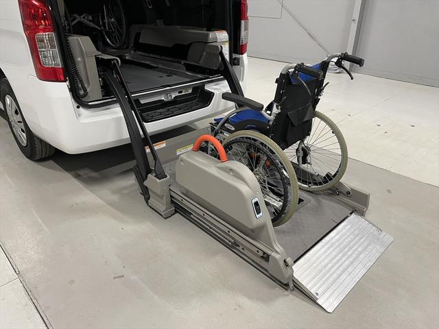 ＮＶ３５０キャラバンバン 　福祉車両・電動リフター・２台積・１０人乗・走行５４千Ｋ・１＋１タイプ・エマージェンシーブレーキ・左オートステップ・アシストグリップ・左スライドドア・ラジオ・ＰＶガラス・電動車イス固定装置２台・キーレス（7枚目）