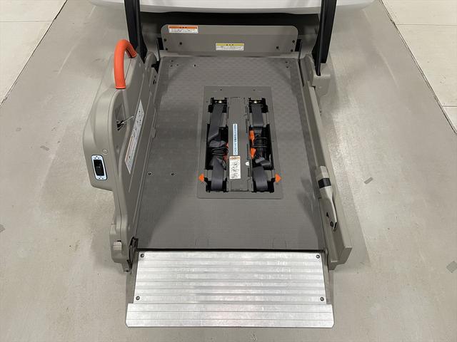 ＮＶ３５０キャラバンバン 　福祉車両・電動リフター・２台積・１０人乗・走行５４千Ｋ・１＋１タイプ・エマージェンシーブレーキ・左オートステップ・アシストグリップ・左スライドドア・ラジオ・ＰＶガラス・電動車イス固定装置２台・キーレス（9枚目）