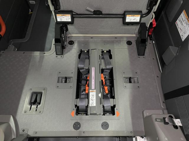 ＮＶ３５０キャラバンバン 　福祉車両・電動リフター・２台積・１０人乗・走行５４千Ｋ・１＋１タイプ・エマージェンシーブレーキ・左オートステップ・アシストグリップ・左スライドドア・ラジオ・ＰＶガラス・電動車イス固定装置２台・キーレス（11枚目）