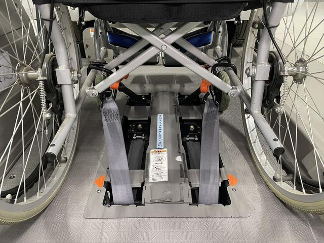 ＮＶ３５０キャラバンバン 　福祉車両・電動リフター・２台積・１０人乗・走行５４千Ｋ・１＋１タイプ・エマージェンシーブレーキ・左オートステップ・アシストグリップ・左スライドドア・ラジオ・ＰＶガラス・電動車イス固定装置２台・キーレス（13枚目）