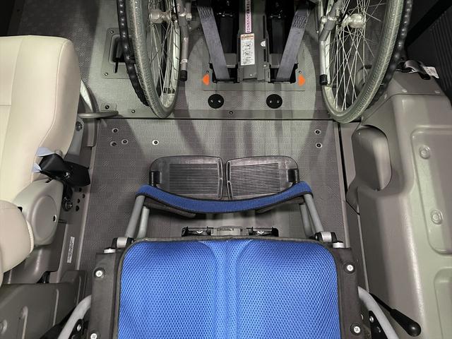 ＮＶ３５０キャラバンバン 　福祉車両・電動リフター・２台積・１０人乗・走行５４千Ｋ・１＋１タイプ・エマージェンシーブレーキ・左オートステップ・アシストグリップ・左スライドドア・ラジオ・ＰＶガラス・電動車イス固定装置２台・キーレス（17枚目）