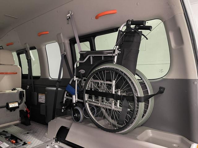 ＮＶ３５０キャラバンバン 　福祉車両・電動リフター・２台積・１０人乗・走行５４千Ｋ・１＋１タイプ・エマージェンシーブレーキ・左オートステップ・アシストグリップ・左スライドドア・ラジオ・ＰＶガラス・電動車イス固定装置２台・キーレス（25枚目）