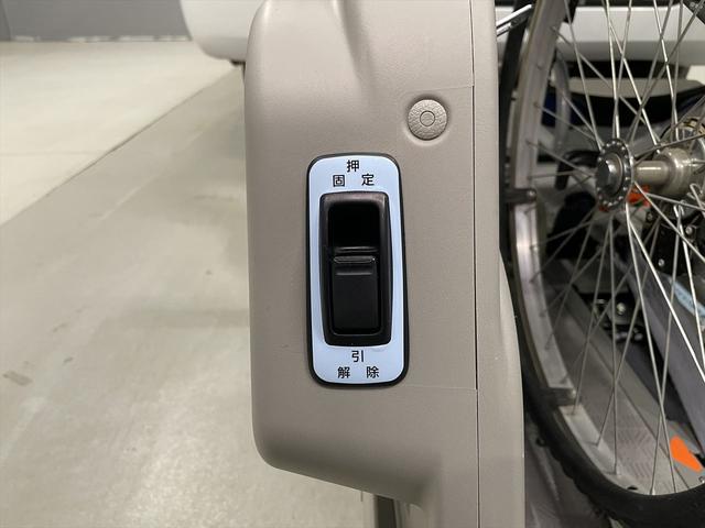 ＮＶ３５０キャラバンバン 　福祉車両・電動リフター・２台積・１０人乗・走行５４千Ｋ・１＋１タイプ・エマージェンシーブレーキ・左オートステップ・アシストグリップ・左スライドドア・ラジオ・ＰＶガラス・電動車イス固定装置２台・キーレス（31枚目）