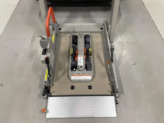 セレナ 　福祉車両・電動リフター・１台積・６人乗・走行５５千Ｋ・Ｓ－ハイブリッド・エマージェンシーブレーキシステム・左右電動スライドドア・電動車イス固定装置・純正ナビ・ＴＶ・Ｂカメラ・フリップダウンモニター（7枚目）