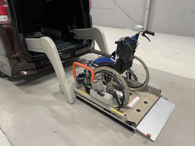 セレナ 　福祉車両・電動リフター・１台積・６人乗・走行５５千Ｋ・Ｓ－ハイブリッド・エマージェンシーブレーキシステム・左右電動スライドドア・電動車イス固定装置・純正ナビ・ＴＶ・Ｂカメラ・フリップダウンモニター（9枚目）