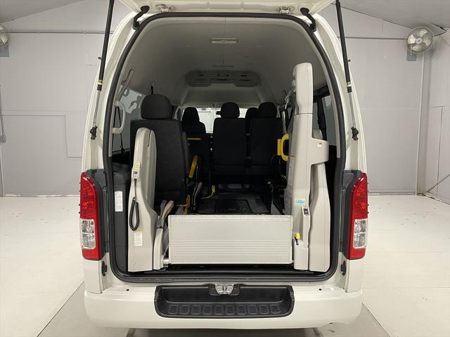 ハイエースバン 　福祉車両・電動リフター・２台積・１０人乗・走行７０千Ｋ・Ｂタイプ・左オートステップ・オプションアシストグリップ・標準アシストグリップ・ＰＶガラス・ＴＶ・ナビ・Ｂカメラ・電動車イス固定装置２台・キーレス（3枚目）