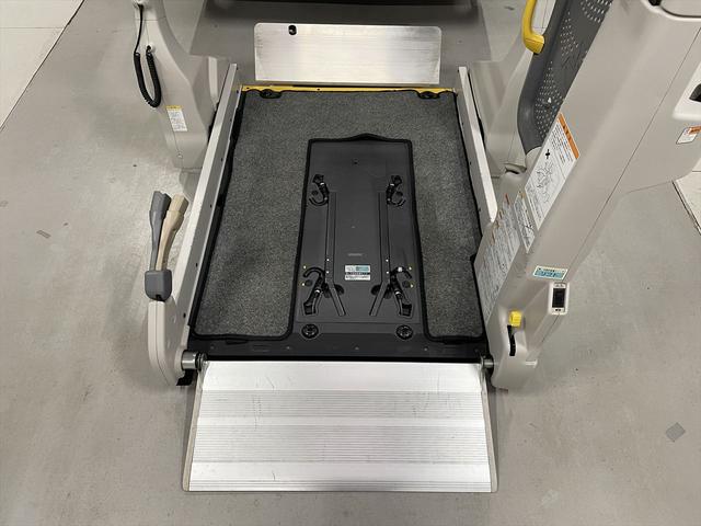 ハイエースバン 　福祉車両・電動リフター・２台積・１０人乗・走行７０千Ｋ・Ｂタイプ・左オートステップ・オプションアシストグリップ・標準アシストグリップ・ＰＶガラス・ＴＶ・ナビ・Ｂカメラ・電動車イス固定装置２台・キーレス（7枚目）