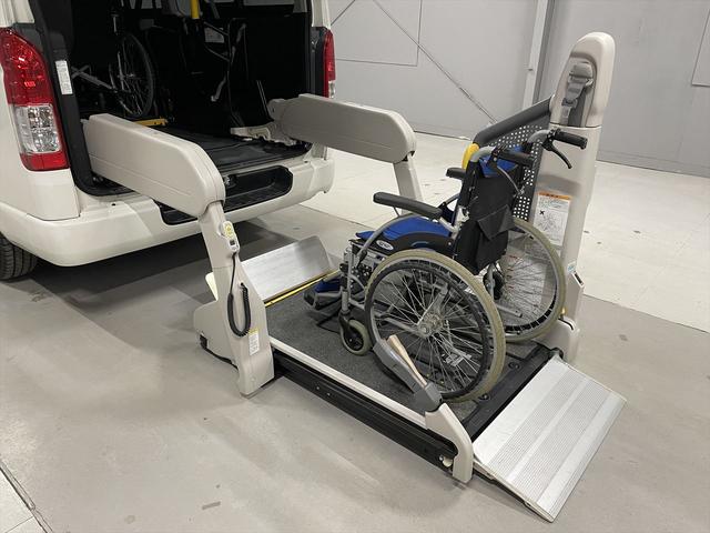 ハイエースバン 　福祉車両・電動リフター・２台積・１０人乗・走行７０千Ｋ・Ｂタイプ・左オートステップ・オプションアシストグリップ・標準アシストグリップ・ＰＶガラス・ＴＶ・ナビ・Ｂカメラ・電動車イス固定装置２台・キーレス（9枚目）