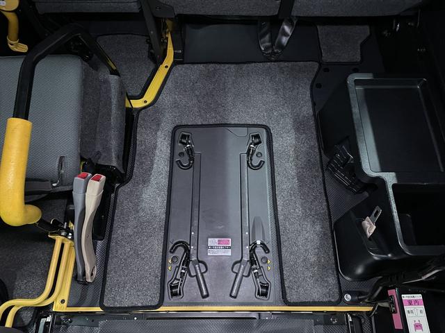 ハイエースバン 　福祉車両・電動リフター・２台積・１０人乗・走行７０千Ｋ・Ｂタイプ・左オートステップ・オプションアシストグリップ・標準アシストグリップ・ＰＶガラス・ＴＶ・ナビ・Ｂカメラ・電動車イス固定装置２台・キーレス（11枚目）