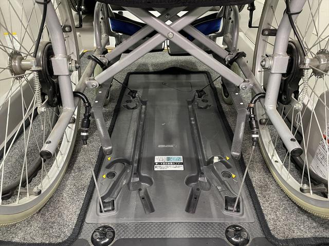 ハイエースバン 　福祉車両・電動リフター・２台積・１０人乗・走行７０千Ｋ・Ｂタイプ・左オートステップ・オプションアシストグリップ・標準アシストグリップ・ＰＶガラス・ＴＶ・ナビ・Ｂカメラ・電動車イス固定装置２台・キーレス（13枚目）