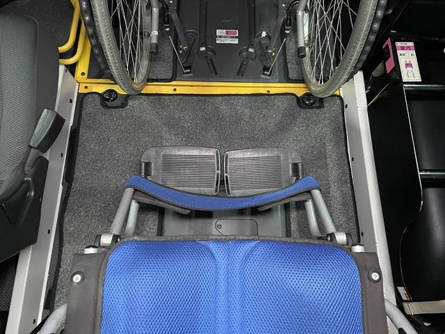 ハイエースバン 　福祉車両・電動リフター・２台積・１０人乗・走行７０千Ｋ・Ｂタイプ・左オートステップ・オプションアシストグリップ・標準アシストグリップ・ＰＶガラス・ＴＶ・ナビ・Ｂカメラ・電動車イス固定装置２台・キーレス（17枚目）