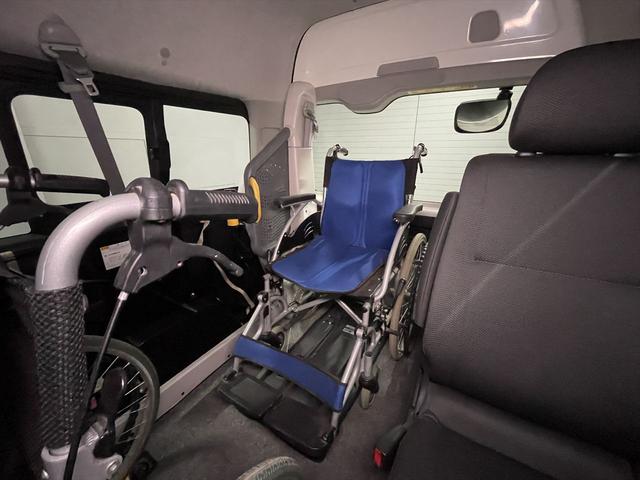 ハイエースバン 　福祉車両・電動リフター・２台積・１０人乗・走行７０千Ｋ・Ｂタイプ・左オートステップ・オプションアシストグリップ・標準アシストグリップ・ＰＶガラス・ＴＶ・ナビ・Ｂカメラ・電動車イス固定装置２台・キーレス（19枚目）