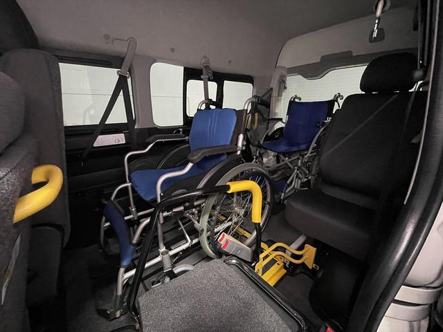 ハイエースバン 　福祉車両・電動リフター・２台積・１０人乗・走行７０千Ｋ・Ｂタイプ・左オートステップ・オプションアシストグリップ・標準アシストグリップ・ＰＶガラス・ＴＶ・ナビ・Ｂカメラ・電動車イス固定装置２台・キーレス（21枚目）