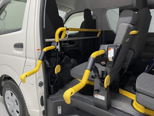 ハイエースバン 　福祉車両・電動リフター・２台積・１０人乗・走行７０千Ｋ・Ｂタイプ・左オートステップ・オプションアシストグリップ・標準アシストグリップ・ＰＶガラス・ＴＶ・ナビ・Ｂカメラ・電動車イス固定装置２台・キーレス（23枚目）