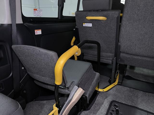 ハイエースバン 　福祉車両・電動リフター・２台積・１０人乗・走行７０千Ｋ・Ｂタイプ・左オートステップ・オプションアシストグリップ・標準アシストグリップ・ＰＶガラス・ＴＶ・ナビ・Ｂカメラ・電動車イス固定装置２台・キーレス（25枚目）