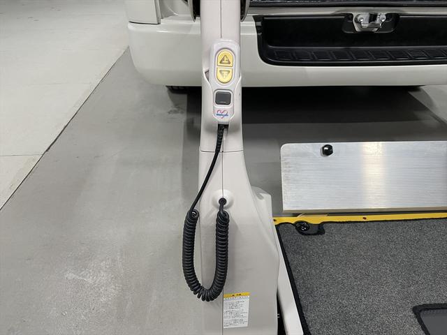 ハイエースバン 　福祉車両・電動リフター・２台積・１０人乗・走行７０千Ｋ・Ｂタイプ・左オートステップ・オプションアシストグリップ・標準アシストグリップ・ＰＶガラス・ＴＶ・ナビ・Ｂカメラ・電動車イス固定装置２台・キーレス（27枚目）