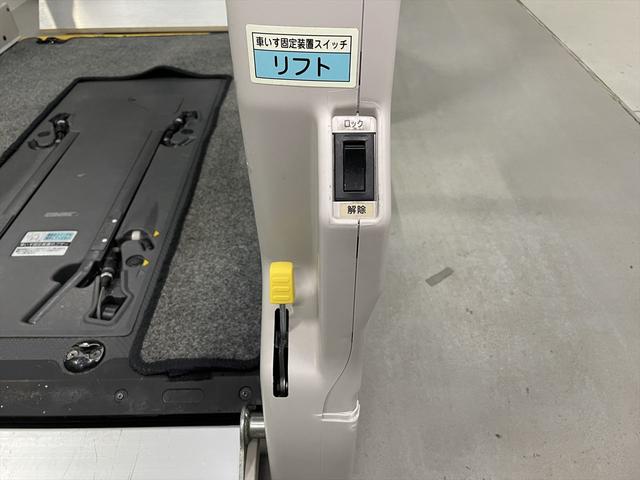 ハイエースバン 　福祉車両・電動リフター・２台積・１０人乗・走行７０千Ｋ・Ｂタイプ・左オートステップ・オプションアシストグリップ・標準アシストグリップ・ＰＶガラス・ＴＶ・ナビ・Ｂカメラ・電動車イス固定装置２台・キーレス（28枚目）