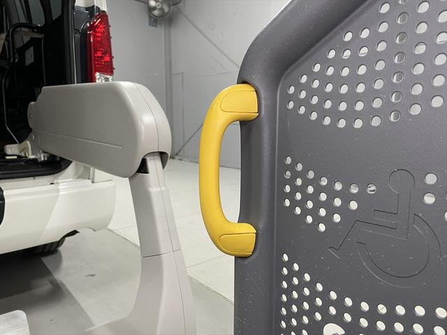 ハイエースバン 　福祉車両・電動リフター・２台積・１０人乗・走行７０千Ｋ・Ｂタイプ・左オートステップ・オプションアシストグリップ・標準アシストグリップ・ＰＶガラス・ＴＶ・ナビ・Ｂカメラ・電動車イス固定装置２台・キーレス（29枚目）