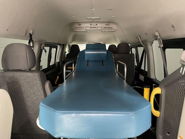 ハイエースバン 　福祉車両・電動リフター・２台積・１０人乗・走行７０千Ｋ・Ｂタイプ・左オートステップ・オプションアシストグリップ・標準アシストグリップ・ＰＶガラス・ＴＶ・ナビ・Ｂカメラ・電動車イス固定装置２台・キーレス（30枚目）