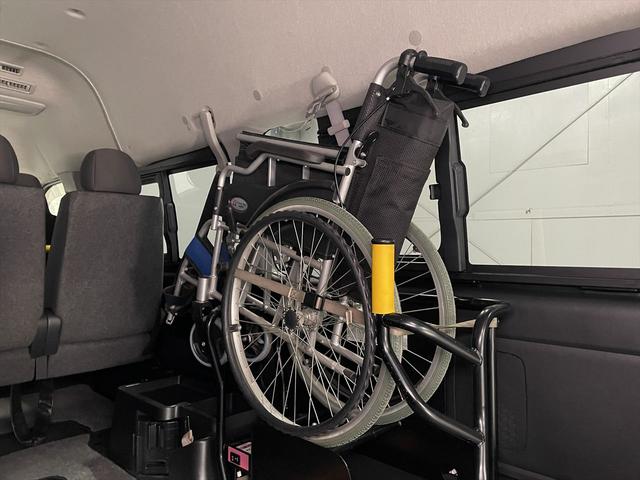 ハイエースバン 　福祉車両・電動リフター・２台積・１０人乗・走行７０千Ｋ・Ｂタイプ・左オートステップ・オプションアシストグリップ・標準アシストグリップ・ＰＶガラス・ＴＶ・ナビ・Ｂカメラ・電動車イス固定装置２台・キーレス（31枚目）