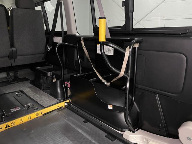 ハイエースバン 　福祉車両・電動リフター・２台積・１０人乗・走行７０千Ｋ・Ｂタイプ・左オートステップ・オプションアシストグリップ・標準アシストグリップ・ＰＶガラス・ＴＶ・ナビ・Ｂカメラ・電動車イス固定装置２台・キーレス（32枚目）