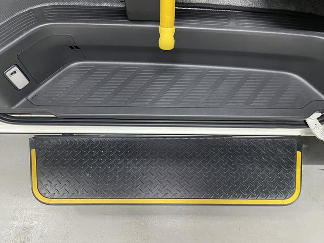 ハイエースバン 　福祉車両・電動リフター・２台積・１０人乗・走行７０千Ｋ・Ｂタイプ・左オートステップ・オプションアシストグリップ・標準アシストグリップ・ＰＶガラス・ＴＶ・ナビ・Ｂカメラ・電動車イス固定装置２台・キーレス（33枚目）