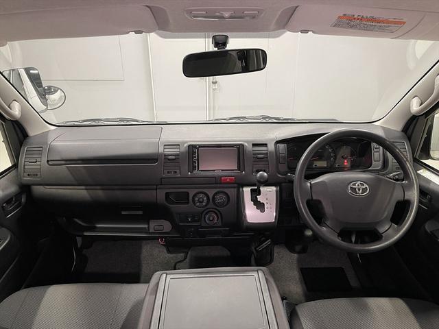 ハイエースバン 　福祉車両・電動リフター・２台積・１０人乗・走行７０千Ｋ・Ｂタイプ・左オートステップ・オプションアシストグリップ・標準アシストグリップ・ＰＶガラス・ＴＶ・ナビ・Ｂカメラ・電動車イス固定装置２台・キーレス（45枚目）