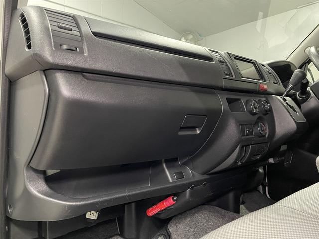 ハイエースバン 　福祉車両・電動リフター・２台積・１０人乗・走行７０千Ｋ・Ｂタイプ・左オートステップ・オプションアシストグリップ・標準アシストグリップ・ＰＶガラス・ＴＶ・ナビ・Ｂカメラ・電動車イス固定装置２台・キーレス（46枚目）
