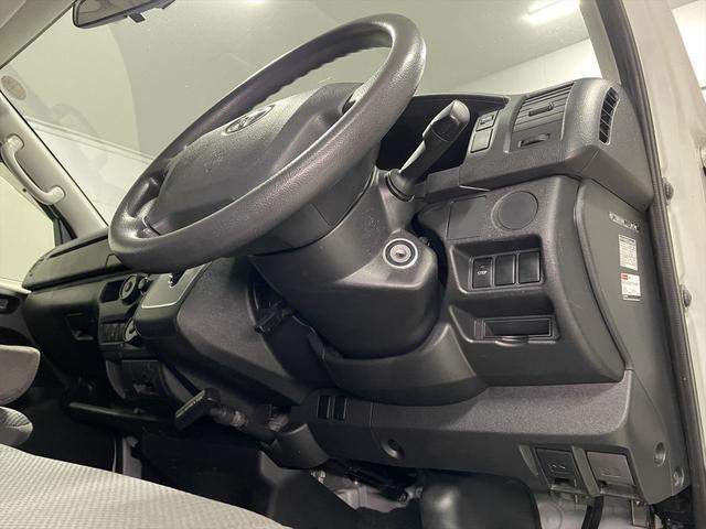 ハイエースバン 　福祉車両・電動リフター・２台積・１０人乗・走行７０千Ｋ・Ｂタイプ・左オートステップ・オプションアシストグリップ・標準アシストグリップ・ＰＶガラス・ＴＶ・ナビ・Ｂカメラ・電動車イス固定装置２台・キーレス（48枚目）