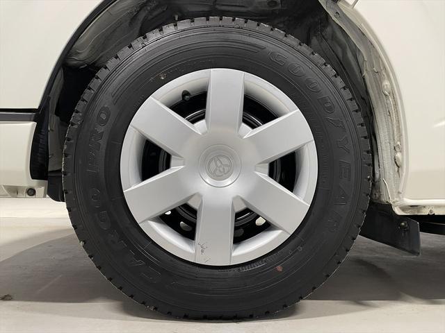 ハイエースバン 　福祉車両・電動リフター・２台積・１０人乗・走行７０千Ｋ・Ｂタイプ・左オートステップ・オプションアシストグリップ・標準アシストグリップ・ＰＶガラス・ＴＶ・ナビ・Ｂカメラ・電動車イス固定装置２台・キーレス（52枚目）