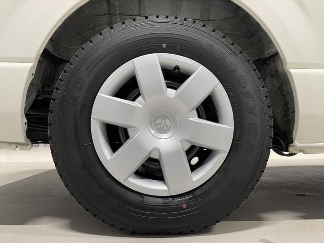 ハイエースバン 　福祉車両・電動リフター・２台積・１０人乗・走行７０千Ｋ・Ｂタイプ・左オートステップ・オプションアシストグリップ・標準アシストグリップ・ＰＶガラス・ＴＶ・ナビ・Ｂカメラ・電動車イス固定装置２台・キーレス（53枚目）