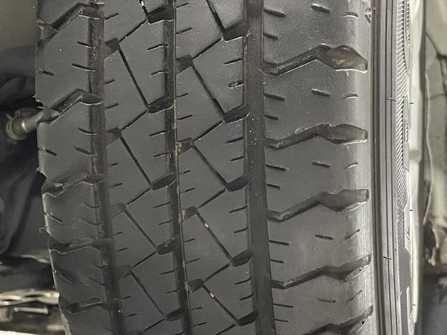 ハイエースバン 　福祉車両・電動リフター・２台積・１０人乗・走行７０千Ｋ・Ｂタイプ・左オートステップ・オプションアシストグリップ・標準アシストグリップ・ＰＶガラス・ＴＶ・ナビ・Ｂカメラ・電動車イス固定装置２台・キーレス（54枚目）