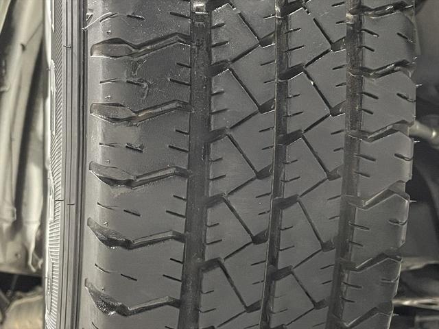 ハイエースバン 　福祉車両・電動リフター・２台積・１０人乗・走行７０千Ｋ・Ｂタイプ・左オートステップ・オプションアシストグリップ・標準アシストグリップ・ＰＶガラス・ＴＶ・ナビ・Ｂカメラ・電動車イス固定装置２台・キーレス（55枚目）