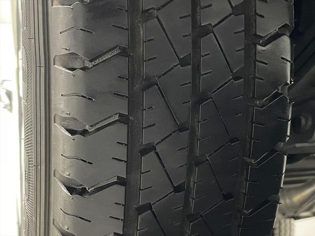 ハイエースバン 　福祉車両・電動リフター・２台積・１０人乗・走行７０千Ｋ・Ｂタイプ・左オートステップ・オプションアシストグリップ・標準アシストグリップ・ＰＶガラス・ＴＶ・ナビ・Ｂカメラ・電動車イス固定装置２台・キーレス（56枚目）