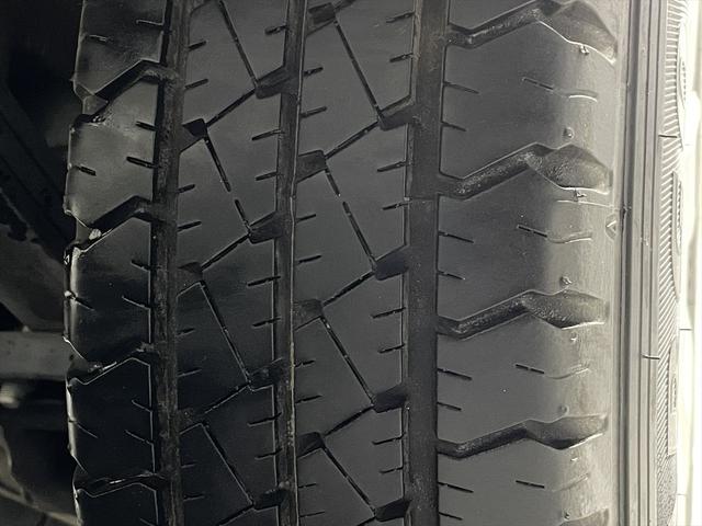 ハイエースバン 　福祉車両・電動リフター・２台積・１０人乗・走行７０千Ｋ・Ｂタイプ・左オートステップ・オプションアシストグリップ・標準アシストグリップ・ＰＶガラス・ＴＶ・ナビ・Ｂカメラ・電動車イス固定装置２台・キーレス（57枚目）