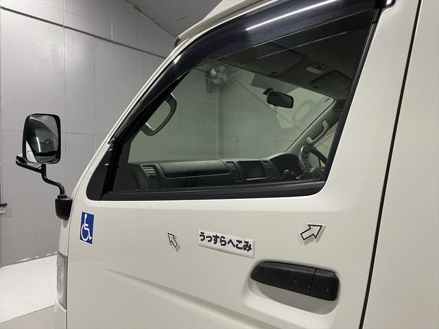 ハイエースバン 　福祉車両・電動リフター・２台積・１０人乗・走行７０千Ｋ・Ｂタイプ・左オートステップ・オプションアシストグリップ・標準アシストグリップ・ＰＶガラス・ＴＶ・ナビ・Ｂカメラ・電動車イス固定装置２台・キーレス（61枚目）