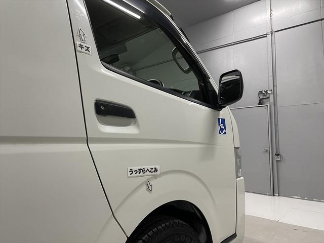 ハイエースバン 　福祉車両・電動リフター・２台積・１０人乗・走行７０千Ｋ・Ｂタイプ・左オートステップ・オプションアシストグリップ・標準アシストグリップ・ＰＶガラス・ＴＶ・ナビ・Ｂカメラ・電動車イス固定装置２台・キーレス（67枚目）