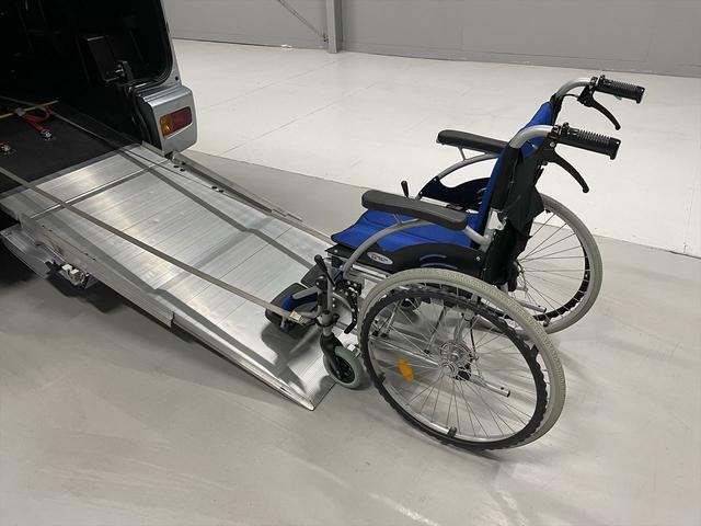 福祉車両・手動スロープ・1台積・4人乗・走行31千K・禁煙車・キーレス・鉄スペアキー1・電動ウィンチサード・無線ウィンチリモコン有・ラッシングベルト・衝突軽減ブレーキ・左右スライドドア(11枚目)