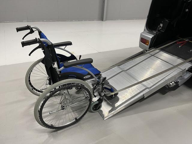 福祉車両・手動スロープ・1台積・4人乗・走行31千K・禁煙車・キーレス・鉄スペアキー1・電動ウィンチサード・無線ウィンチリモコン有・ラッシングベルト・衝突軽減ブレーキ・左右スライドドア(16枚目)