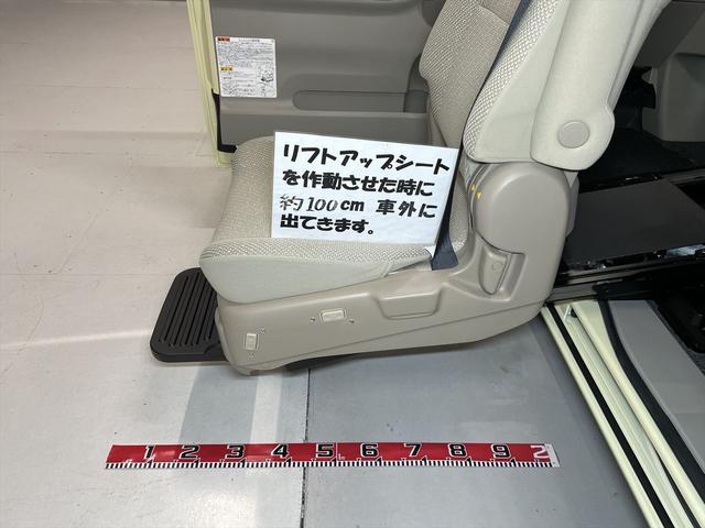 　福祉車両・助手席リフトＵＰシート・４人乗・走行１９千Ｋ・ナビ・ドラレコ・ＥＴＣ・リモコン・折リ畳ミ車イス固定ベルト・左側電動スライドドア・右側スライドドアイージークローザー付・スマートキー・禁煙車(9枚目)