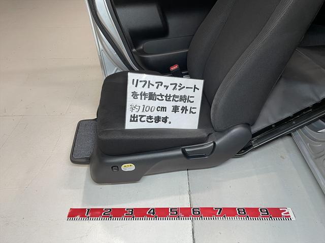 フリード 　福祉車両・助手席リフトＵＰシート・７人乗・走行３４千Ｋ・左側電動スライドドア・折リ畳ミ車イス固定ベルト・右側ＳＤイージークローザー付・キーレス・禁煙車・ＰＶガラス・ライトレベライザー・ドアバイザー（12枚目）