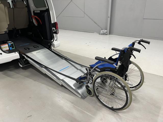 ＮＶ２００バネットバン 　福祉車両・手動スロープ・１台積・７人乗・走行３７千Ｋ・エマージェンシーブレーキ・リヤクーラー・ＰＶガラス・左オートステップ・アシストグリップ・純正ＴＶ・ナビ・Ｂモニター・車イス後退防止ベルトサード（16枚目）