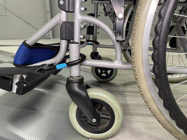 ＮＶ２００バネットバン 　福祉車両・手動スロープ・１台積・７人乗・走行３７千Ｋ・エマージェンシーブレーキ・リヤクーラー・ＰＶガラス・左オートステップ・アシストグリップ・純正ＴＶ・ナビ・Ｂモニター・車イス後退防止ベルトサード（17枚目）