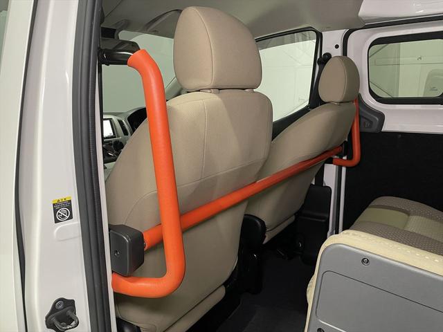 ＮＶ２００バネットバン 　福祉車両・手動スロープ・１台積・７人乗・走行３７千Ｋ・エマージェンシーブレーキ・リヤクーラー・ＰＶガラス・左オートステップ・アシストグリップ・純正ＴＶ・ナビ・Ｂモニター・車イス後退防止ベルトサード（23枚目）