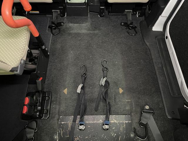 ＮＶ２００バネットバン 　福祉車両・手動スロープ・２台積・６人乗・走行７９千Ｋ・電動ウィンチ・左オートステップ・左右スライドドア・リヤクーラー・ＰＶガラス・Ｂカメラ・キーレス・無線ウィンチリモコン・車イス後退防止ベルト・禁煙車（22枚目）