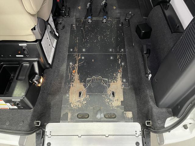 ＮＶ２００バネットバン 　福祉車両・手動スロープ・２台積・６人乗・走行７９千Ｋ・電動ウィンチ・左オートステップ・左右スライドドア・リヤクーラー・ＰＶガラス・Ｂカメラ・キーレス・無線ウィンチリモコン・車イス後退防止ベルト・禁煙車（23枚目）