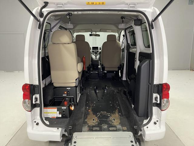 ＮＶ２００バネットバン 　福祉車両・手動スロープ・２台積・６人乗・走行７９千Ｋ・電動ウィンチ・左オートステップ・左右スライドドア・リヤクーラー・ＰＶガラス・Ｂカメラ・キーレス・無線ウィンチリモコン・車イス後退防止ベルト・禁煙車（24枚目）