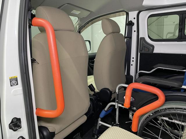 ＮＶ２００バネットバン 　福祉車両・手動スロープ・２台積・６人乗・走行７９千Ｋ・電動ウィンチ・左オートステップ・左右スライドドア・リヤクーラー・ＰＶガラス・Ｂカメラ・キーレス・無線ウィンチリモコン・車イス後退防止ベルト・禁煙車（25枚目）