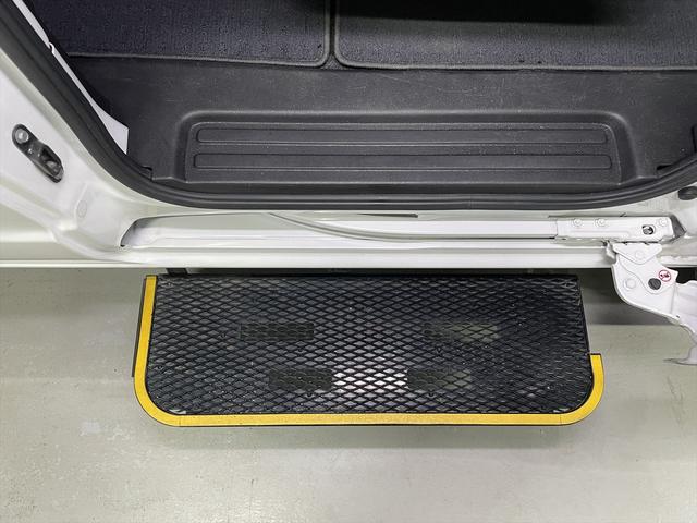 ＮＶ２００バネットバン 　福祉車両・手動スロープ・２台積・６人乗・走行７９千Ｋ・電動ウィンチ・左オートステップ・左右スライドドア・リヤクーラー・ＰＶガラス・Ｂカメラ・キーレス・無線ウィンチリモコン・車イス後退防止ベルト・禁煙車（27枚目）